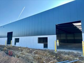 Nieuwbouw KMO-unit van 1.400 m² te huur.De casco KMO-unit heeft een vrije hoogte van +/- 6 m en is opgebouwd uit een staalconstructie in combinatie...