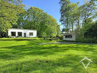 Deze charmante woning is zeer rustig gelegen op een grondoppervlakte van 4376 m² te Assebroek. <br /><br />Deze eigendom bestaat uit een lange privé oprit - living - keuken - berging - nachthal - toilet - 2 slaapkamers - badkamer - garage - terras - een ruime tuin rondom het huis. De tuin biedt voldoende ruimte voor ontspanning en recreatie, ideaal voor gezinnen met kinderen of huisdieren.<br /><br />Het interieur van de woning is gezellig en sfeervol ingericht. De woonkamer is ruim en licht, met grote ramen die zorgen voor veel natuurlijk lichtinval. <br /><br />De woning is ideaal gelegen, dicht bij scholen, winkels, ziekenhuis en openbaar vervoer. De uitgestrekte buitenruimte biedt talloze mogelijkheden voor projectontwikkeling, landschapsarchitectuur of recreatief gebruik.<br /><br />STARTPRIJS, Elk bod boven deze startprijs wordt voorgelegd aan de eigenaars, die al dan niet kunnen akkoord gaan met deze bieding.