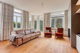 Nabij de Kruispoort (Dampoortstraat) te Sint-Kruis, centraal gelegen aan de stadsrand van Brugge bevindt zich dit gerenoveerd, klassevol huis te koop op een perceel van 533m² met 5 slaapkamers, 3 badkamers, garage, uiterste ruime kelder en een gunstig georiënteerde tuin. Dit luxueus huis werd met kwalitatieve materialen duurzaam gerenoveerd (EPC 151) geniet van een gunstige locatie vlakbij de Brugse vesten, buurtwinkels, scholen, openbaar vervoer, warenhuizen, sportcentrum...<br />Indeling:<br />Gelijkvloers (circa 110m²):<br />- Inkomhal (12m²) met gastentoilet;<br />- ruime, lichtrijke woonkamer (65m²) met gashaard en zicht op de gunstig georiënteerde tuin (533m²);<br />- compleet uitgeruste keuken (15m²);<br />- garage (18m²) met automatische poort.<br />1ste verdieping (circa 83m²):<br />- Nachthal (8m²);<br />- slaapkamer 1 (12m²);<br />- slaapkamer 2 (16m²);<br />- badkamer 1 (12m²) met inloopdouche en dubbele lavabo in meubel;<br />- badkamer 2 (10m²) met lavabo in meubel, ligbad en toilet;<br />- slaapkamer 3 (25m²) met ingemaakte kasten.<br />2de verdieping (circa 57m²):<br />- Nachthal (8m²);<br />- slaapkamer 4 (24m²);<br />- slaapkamer 5 (13m²);<br />- badkamer 3 (12m²) met ligbad, lavabo in meubel en toilet. <br />3de verdieping (circa 21m²):<br />- Zolder (21m²) toegankelijk via vlizotrap. <br />-1°V. (circa 88m²):<br />-  Uiterst ruime kelder (88m²) omvattende: keuken, wc, opbergruimte...