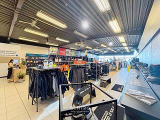 <p><strong><u>Benaderende AFMETINGEN</u></strong>: 35m x 10m.<br /><br /><strong><u>INDELING</u></strong>:<br />Inkom - open ruimte voor handel of kantoor - Magazijn/opslagruimte - keuken - CV-lokaal - afzonderlijk toilet.<br /><br /><strong><u>AFWERKING:</u> </strong><br />Metalen constructie met volledige overspanning (10m), gevels voorzien van geïsoleerde sandwichpanelen, keramische tegels, geïsoleerd plat dak (steeldeck; vrije hoogte 3,5m), TL-verlichting.<br /><br /><strong><u>NUTSVOORZIENINGEN</u></strong>:<br />Stadswater, verwarming (warme lucht) op aardgas, elektriciteit (3 x 400v, 40A), telefonie/internet, AIRCO.<br /> </p>
<p><strong><u>LIGGING</u></strong>:<br />Op industriezone 'Blauwe Toren' te Brugge, vlotte aansluiting met de expressweg en E403/E40/A11<br />Zichtlocatie met veel passage naar het winkelcentrum B-Park, V-markt, garages, ...).<br /> </p>
<p>* <u>Bijzonderheden</u>:<br />- Private parkeergelegenheid voor de deur!!!<br />- Onroerende voorheffing valt ten laste van de huurder, conform het aanslagbiljet.<br />- Onze referentie op <strong>www.centro.be</strong>: <strong>L0043-M</strong> of contacteer ons op <strong>050 70 01 02</strong>.</p>