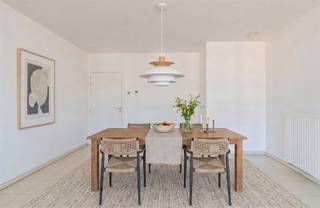 NETTO RENDEMENT VAN 3,5% MOGELIJK!EPC B+, ELEKTRICITEIT CONFORMWelkom in dit charmante appartement van 85 m². Dit fijne appartement biedt alles wat u nodig heeft voor comfortabel wonen in een moderne buurt. Bod vanaf €299.000!Het appartement beschikt over twee gezellige slaapkamers. De lichte en ruime woonkamer nodigt uit tot ontspanning en biedt een aangename, huiselijke sfeer. De open keuken is volledig ingericht en is voorzien van moderne apparatuur.Een van de troeven is het gezellige, overdekte terras. Het biedt een aangename plek om te ontsnappen en van de frisse lucht te genieten, met een prachtig zicht op de Erasmus Gardens. De ligging in Anderlecht is ideaal: u bevindt zich in een dynamische buurt met winkels, openbare vervoersmogelijkheden, een ziekenhuis, kinderdagverblijf, snelle connectie met de ring van Brussel, ... . Perfecte combinatie van stedelijk comfort en woongenot!Dit appartement is een uitstekende gelegenheid voor wie op zoek is naar een fijne thuisbasis. Mogelijkheid om de staanplaats apart aan te kopen voor 20.000 euro.