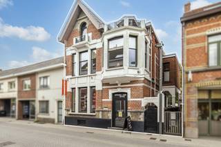 <p><strong><span>Karaktervol burgerhuis met tuin, parking en tal van mogelijkheden in hartje Kasterlee<br /><br /></span></strong><span>In het centrum van Kasterlee bevindt zich dit bijzonder karaktervolle burgerhuis waar authentieke charme en wooncomfort samenkomen. De statige gevel met erker, hoge plafonds en talrijke originele elementen zoals parketvloeren, glas-in-loodramen, rozetten en moulures zorgen voor een unieke uitstraling.<br /></span><span>De centrale ligging biedt een uitstekende bereikbaarheid met winkels, horeca, scholen en andere voorzieningen op wandelafstand. Achteraan geniet men van een gezellige tuin met terras en private parkeermogelijkheden, bereikbaar via de Markt. Zo combineert deze woning het comfort van centrumwonen met parking aan huis.<br /></span><span>Het eigendom is momenteel ingericht als woning met winkelruimte, maar kan perfect volledig als woonhuis worden gebruikt. Ook een combinatie van wonen en werken behoort tot de mogelijkheden.</span></p>
<p><span>Gelijkvloerse verdieping</span><strong><span><br /></span></strong><span>Via de stijlvolle inkomhal met authentieke trap bereikt men de verschillende leefruimtes. De eetkamer, gezellige zitruimte en keuken vormen samen een sfeervol geheel met behoud van de karaktervolle elementen.<br /></span><span>De woonkamer beschikt over een open haard op gas. De keuken is uitgerust met een Godin kookvuur op gas, extra oven, koelkast en diepvries en biedt toegang tot de tuin. Verder is er toegang tot de kelder en een tweede trap naar de verdieping.</span></p>
<p><span>Eerste verdieping</span><strong><span><br /></span></strong><span>De eerste verdieping omvat meerdere ruime kamers. De masterbedroom beschikt over airco, dressing en een ensuite badkamer.<br /></span><span>Daarnaast zijn er nog twee polyvalente ruimtes die kunnen worden ingericht als slaapkamers, bureau, hobbyruimte of leefruimte. Een extra kamer beschikt reeds over een toilet en wastafel, met mogelijkheid tot het creëren van een bijkomende badkamer.<br /></span><span>Via een vaste trap bereikt men de ruime zolderkamer met verdere mogelijkheden.</span></p>
<p><span>Buitenruimte</span><strong><span><br /></span></strong><span>De gezellige tuin met terras biedt een rustige buitenomgeving. Dankzij de zijtoegang en de achterliggende servitude via de Markt is het perceel ook met de wagen bereikbaar. Achteraan zijn twee private autostaanplaatsen voorzien.<br /></span><span>Daarnaast beschikt de woning over een ruim bijgebouw/magazijn, ideaal voor opslag, hobby, atelier of professioneel gebruik, met aansluitend een overdekt terras.</span></p>
<p><strong><span>Bijzonderheden<br /></span></strong>- Authentieke burgerwoning op centrale ligging<br />- Mogelijkheid tot wonen en werken<br />- Volledig onderkelderd<br />- Tuin met terras en twee private parkeerplaatsen<br />- Ruim bijgebouw/magazijn<br />- Verwarming op mazout via radiatoren<br />- EPC: 575 kWh/(m² jaar)<br /><strong>- Geen renovatieverplichting voor de woning</strong></p>
<p>Bekijk dit eigendom via onze virtual tour: https://tour.giraffe360.com/9382448a8b8d45bc8def99252a3bdcf5<span></span></p>