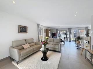 Instapklare energiezuinige woning met 3 slaapkamers, ZUIDgerichte tuin en mogelijkheid tot garage te Lissewege!<br /><br /><span><span><span><span><span><span><span><span><span><span><span><span><span><span>Op zoek naar een woning waar kwaliteit, comfort, energiezuinigheid en een uitstekende afwerking samenkomen? Dan is deze prachtige woning in het charmante Lissewege beslist het ontdekken waard.</span></span></span></span></span></span></span></span></span></span></span></span></span></span><br /><span><span><span><span><span><span><span><span><span><span><span><span><span><span>Deze tot in de puntjes afgewerkte en volledig instapklare woning biedt alles wat u vandaag van een moderne gezinswoning mag verwachten. De woning werd met bijzonder veel aandacht voor detail afgewerkt en beschikt over een aangename, praktische indeling en een hedendaags wooncomfort.</span></span></span></span></span></span></span></span></span></span></span></span></span></span><br /><span><span><span><span><span><span><span><span><span><span><span><span><span><span>Met 3 volwaardige slaapkamers is er voldoende ruimte voor het hele gezin, maar ook voor wie een thuisbureau, hobbyruimte of logeerkamer wenst.</span></span></span></span></span></span></span></span></span></span></span></span></span></span><br /><span><span><span><span><span><span><span><span><span><span><span><span><span><span>Een belangrijke troef is het energielabel A. Dankzij de uitstekende energieprestaties geniet u hier van een comfortabele woning met een bijzonder gunstig energieverbruik.</span></span></span></span></span></span></span></span></span></span></span></span></span></span><br /><span><span><span><span><span><span><span><span><span><span><span><span><span><span>Ook buiten heeft deze woning heel wat te bieden. De zuidgerichte tuin vormt een heerlijke plek om te ontspannen, te genieten van de zon of gezellig samen te zijn met familie en vrienden. Bovendien is er mogelijkheid tot het voorzien van een garage, een bijzonder interessante extra troef voor wie nood heeft aan een eigen parkeer- of bergruimte.</span></span></span></span></span></span></span></span></span></span></span></span></span></span><br /><span><span><span><span><span><span><span><span><span><span><span><span><span><span>Gelegen in het pittoreske Lissewege, geniet u hier van de rust en charme van een karaktervol dorp, terwijl belangrijke voorzieningen en verbindingswegen vlot bereikbaar zijn.</span></span></span></span></span></span></span></span></span></span></span></span></span></span><br /><br /><strong>INDELING:<br /><u><em>Gelijkvloers:</em></u></strong><br />Lichtrijke, ruime inkomhal - LICHTRIJKE living met VLOERVERWARMING - NIEUWE, volledig ingerichte open leefkeuken (o.a. met dubbele spoelbak, heteluchtoven, inductiefornuis, dampkap, vaatwasmachine, ingebouwde koelkast) - ruime berging (met alle voorzieningen voor wasmachine en droger) - afzonderlijk gastentoilet (met lavabo) -  ZUIDgerichte tuin, volledig omheind, met mooi zonneterras  en UITWEG langs achteraan, alsook een zeer ruim tuinhuis!<br /><br /><u><em><strong>Eerste verdieping:</strong></em></u><br />Ruime nachthal met  NIEUWE inbouwkasten - NIEUWE badkamer (o.a. met dubbel lavabomeubel, ligbad en inloopdouche) - afzonderlijk toilet - 3 ruime slaapkamers.<br /><br /><u><em><strong>Tweede verdieping:</strong></em></u><br />RUIME, DUBBEL geïsoleerde zolder (Bereikbaar via vlizotrap, mogelijkheid tot het creëren van een extra slaapkamer).<br /><br /><u><strong>Opmerkingen:</strong></u><br />- ENERGIEZUINIGE WONING => EPC: 53 kWh/m2!<br />- Elektriciteit GOEDgekeurd!<br />- OVERAL VLOERVERWARMING met verschillende THERMOSTATEN.<br />- VOLLEDIG geschilderd in neutrale kleuren.<br />- Internet EN TV aansluiting aanwezig in alle slaapkamers.<br />- Regenwaterput van 5.000l aanwezig.<br />- NIEUWE KEUKEN, BADKAMER, VLOEREN,...<br />- VERKOOP ONDER REGISTRATIE.<br />- Op wandelafstand van speelplein.<br />- Elektrische zonnescreens aanwezig!<br />- ZONNEPANELEN aanwezig!<br /><br />INTERESSANT aanbod met vlotte verbinding met zowel de expresweg en A11! Afgewerkt met degelijke materialen en PERFECT ONDERHOUDEN! Uitermate geschikte voor jonge gezinnen. <span><span><span><span><span><span><span><span><span><span><span><span><span><span>Een energiezuinige, perfect afgewerkte woning met een zonnige tuin én mogelijkheden voor een garage: Een unieke combinatie die u absoluut ter plaatse moet komen ontdekken, </span></span></span></span></span></span></span></span></span></span></span></span></span></span><span><span><span><span><span><span><span><span><span><span><span><span><span><span>een woning waar u zonder zorgen uw nieuwe thuis van kunt maken. </span></span></span></span></span></span></span></span></span></span></span></span></span></span>Contacteer ons snel voor een vrijblijvend bezoek ter plaatse op 050/70.01.02 of  info@centro.be!