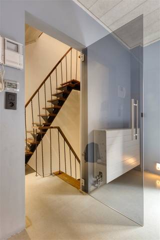 <p><span>Energiezuinige woning in hartje Antwerpen met 4 slaapkamers, garage en terras</span></p><p><span>Deze ruime stadswoning aan de Falconrui combineert ruimte, comfort en een topligging op wandelafstand van het historische centrum, gezellige pleinen, restaurants, winkels en het Eilandje. Dankzij de private garage en het ruime terras geniet u hier van extra comfort, een echte meerwaarde in het centrum van Antwerpen.</span></p><p><span>Indeling</span></p><p><span>Gelijkvloers</span><span><br />Ruime inkomhal met toegang tot de garage (36,5 m²) met elektrische poort. Verder is er een praktische berging met ingemaakte kasten, aansluitingen voor wasmachine en droogkast en een apart toilet, eveneens is er een toegang naar de kelder. </span></p><p><span>Eerste verdieping</span><span><br />Lichtrijke leefruimte met airconditioning en houtkachel, aansluitend op de open keuken uitgerust met gasvuur, oven en dubbele lavabo. Verder is er een gastentoilet en toegang tot het terras (19 m²).</span></p><p><span>Tweede verdieping</span><span><br />Twee slaapkamers, waaronder een ruime master bedroom (43,2 m²) met airco en een tweede slaapkamer (14,8 m²). Badkamer met ligbad, douche, toilet en lavabo.</span></p><p><span>Derde verdieping</span><span><br />Nog twee slaapkamers (14,8 m² en 19,2 m²), ideaal als extra slaapkamers, bureau of hobbyruimte.</span></p><p><span>Zolder</span><span><br />Zolderruimte (24 m²) met extra opbergmogelijkheden.</span></p>