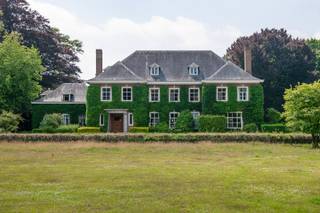 <div>
<div>
<div>
<p>Domein Haezenveld: <br />Te midden van het groen, in een oase van rust en stilte, bevindt zich het prachtige domein Hazenveld. Dit unieke eigendom, gebouwd in 1938 door de grootvader van de huidige eigenaars, met een prestigieuze villa als stralend middelpunt, combineert grandeur met functionaliteit en biedt een droomplek voor wie zoekt naar luxe, ruimte en privacy in het noorden van Antwerpen.<br />Villa Hazenveld: Tijdloze elegantie<br />Bij aankomst worden bezoekers verwelkomd in de ruime inkomhal, waar de gezellige sfeer direct voelbaar is. Hoogwaardige materialen, zoals authentiek parket en vast tapijt, brengen warmte en klasse in elke ruimte. De ruime ontvangstruimtes bieden een gezellige setting voor tal van mooie momenten. Van de eetkamer met hoge plafonds en brede deuren tot de sfeervolle bibliotheek met open haard en ingemaakte kasten: dit is wonen op topniveau.<br />Het grote salon, voorzien van verschillende zithoeken en eveneens een open haard, nodigt uit tot gezellig samenzijn. Voor wie van buitenleven houdt, is er het overdekte terras met uitzicht op de prachtige parktuin.<br />De villa is bovendien volledig uitgerust met praktische ruimtes zoals een ruime keuken, met aparte eethoek, een ruime wasplaats en toegang tot de kelder met wijn- en voorraadkelders.<br />De imposante trap leidt naar de eerste verdieping, waar maar liefst vier luxe slaapkamers zich bevinden, waarvan 1 met open haard en balkon. Elke kamer heeft zijn eigen karakter en is afgewerkt met verfijnde details. En-suite badkamers bieden het ultieme comfort. Voor extra flexibiliteit zijn er drie bijkomende kinderkamers en een salon of hobbyruimte, met eigen toegang via aparte trap.<br />Op de zolderverdieping wordt de veelzijdigheid van deze woning nogmaals benadrukt. Hier vindt u verschillende kamers die perfect dienst kunnen doen als aparte personeelsvertrekken met badkamer of berging.<br /><br />Bovendien staat er nog een conciërgewoning met aansluitend 3 garages. (gedeeltelijk verhuurd).<br /><br />Mogelijkheid tot het bijkopen van een landelijk woonhuis met tuin (ca. 5.000 m², blauwe zone op de luchtfoto) (Veldhuis) met gezellige benedenverdieping en 3 slaapkamers. (momenteel verhuurd) en extra bos en weide van ca. 42.000m².<br /><br />Een domein met uitstraling<br />De parktuin rondom de villa is adembenemend. Met een vijver, Franse tuin, unieke eeuwenoude bomen en weilanden voor paarden, biedt het domein een harmonie tussen natuur en luxe. Een te renoveren zwembad en tennisveld wachten op een nieuwe eigenaar om deze parels weer tot leven te brengen.<br />Daarnaast beschikt het domein over een moestuin met bijhorende tuinkasten, ideaal voor wie houdt van culinaire creaties met eigen geteelde groenten.<br /><br />Domein Hazenveld is een zeldzame vondst. Het combineert authentieke elegantie met hedendaags comfort en biedt een uitzonderlijk niveau van privacy. Dit is een plek waar u volledig tot rust komt en tegelijkertijd een statement maakt.<br />Bent u klaar om de magie van Hazenveld zelf te ervaren? Aarzel niet om contact op te nemen. Wij begeleiden u graag op een exclusieve rondleiding door dit unieke domein.</p>
</div>
</div>
</div>
<div>
<div></div>
</div>