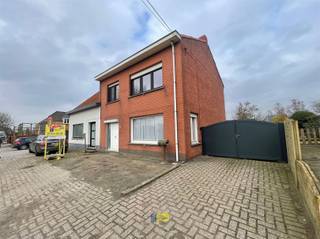 <p><span>Gezinswoning met veel mogelijkheden en ruime tuin! </span></p><p><span>Via de inkomhal betreedt men de leefruimte en eetkamer, waar een open schouw zorgt voor extra sfeer. Aansluitend bevindt zich de keuken met toegang tot een ruime bijkeuken. Achteraan de woning is er bovendien een praktische berging met aansluiting voor een wasmachine.</span></p><p><span>De badkamer bevindt zich op het gelijkvloers en is uitgerust met een douche, toilet en lavabo. Op de eerste verdieping bevinden zich drie slaapkamers. Daarnaast is er een zolder aanwezig die kan dienen als extra opbergruimte.</span></p><p><span>Buiten beschikt de woning over een ruime oprit met garage. </span></p>