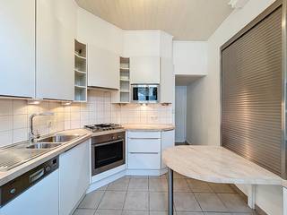 Bent u op zoek naar een instapklaar huis op een centrale locatie? Dankzij de ligging geniet u van de rust met alle nodige voorzieningen zoals winkels, scholen en het openbaar vervoer en dit op wandelafstand.Indeling:GELIJKVLOERS:- inkomhal met gastentoilet- lichtrijke en gezellige leefruimte- keuken- berging met aansluiting voor de wasmachine1e VERDIEPING:- 1 slaapkamer- badkamer met lavabo en bad/douche- berging2e VERDIEPING:- 2 slaapkamersDaarnaast is er een gezellig terras aanwezig en een kelder. Deze woning is onmiddellijk beschikbaar. Vraag dus snel een bezoek aan via www.dewaele.com!