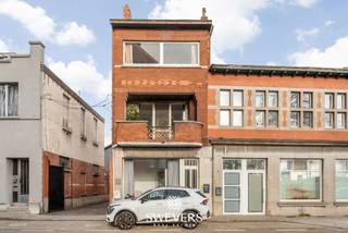 Interesse? Meer informatie op www.SWEVERS.be. - Tiensesteenweg 89 in Sint-Truiden is een ruime, karaktervolle halfopen bebouwing uit 1936 met...