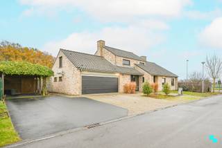 Instapklare, goed onderhouden ééngezinswoning met voormalige praktijkruimte (momenteel ingericht als speelkamer) en aparte ingang. Deze ruime...