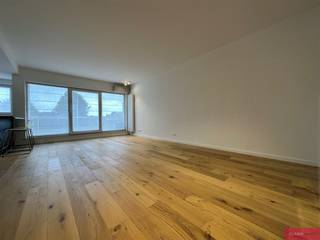 <p><span>Mooi gerenoveerd appartement, drie slaapkamers en terras!</span></p><p><span>*info/bezoek? Stuur een mail vv@clissenimmo.be*</span></p><p><span>Dit ruime appartement (96m²) werd zonet smaakvol gerenoveerd.</span></p><p><span>Indeling: Inkomhal met ingemaakte kasten, afzonderlijk toilet met handenwasser, leefruimte (30m² parketvloer) welke toegang geeft tot het terras aan de voorzijde. De nieuwe keuken is voorzien van alle toestellen (inductiekookplaat, dampkap, combi-oven, vaatwasser en koel-vriescombinatie) en een ontbijttoog. Ruime berging met aansluiting voor wasmachine, drie slaapkamers (13m² - 8,6m² - 8m²) waarvan de grootste slaapkamer toegang geeft aan het achterliggende terras. De badkamer is voorzien van een inloopdouche en dubbel badkamermeubel. Airconditioning en verlichting voorzien!</span></p><p><span>Algemene onkosten: €50/maand voor lift en onderhoud van de gang - eigen meters voor nutsvoorzieningen - beschikbaar per 15-8-2026.</span></p><p><span>Drie maanden huurwaarborg, huurcontract type 9jaar ('3-6-9jaar').</span></p>