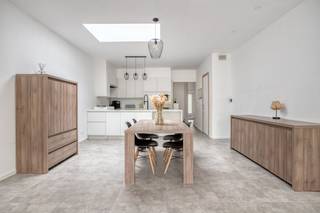 Vous recherchez une maison prête à emménager qui combine des intérieurs modernes avec la technologie de demain ? Cette maison magnifiquement rénovée située dans la Rootputstraat en 2023 offre tout ce qu'il faut. Grâce à la pompe à chaleur, aux panneaux solaires et à une batterie domestique, vous êtes parfaitement préparé pour un avenir économe en énergie ici.Vous entrez par l'entrée avec des toilettes pour invités et une buanderie pratique. Ensuite, vous trouverez la première salle de bain avec douche à l'italienne, douche et double vasque. Le point culminant absolu est l'espace de vie impressionnant et lumineux avec une cuisine ouverte moderne. Grâce aux grandes fenêtres et à la lucarne, la lumière du jour pénètre. La porte coulissante donne accès au jardin confortable avec terrasse ensoleillée, dont la façade arrière est élégamment finie avec une isolation et du bois de haute qualité.Au premier étage, il y a deux chambres spacieuses et une deuxième salle de bain pratique (lavabo déjà disponible). Le grenier est la cerise sur le gâteau : une belle et spacieuse chambre principale.Vous vivez ici dans une impasse tranquille avec presque toujours une place de parking devant la porte. Néanmoins, vous bénéficiez d'un accès facile au centre de Courtrai et aux principales routes d'accès. Amoureux de la nature ? En passant par le Jagerspad, vous êtes immédiatement dans la verdure pour une promenade à pied ou à vélo le long de la Lys.Il suffit d'une couche de peinture et terminez les derniers détails à votre goût. Planifiez rapidement votre visite et laissez-vous surprendre par l'espace !Registre des mesures: non