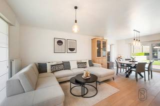 Op zoek naar een perfect onderhouden, instapklare woning met ruimte, comfort en een uitstekende energiezuinigheid? Deze recente woning in Avelgem biedt het allemaal.<br /><br />Indeling: bij het betreden van de woning komt u terecht in de inkomhal met ingemaakte kasten en een gastentoilet. Van hieruit loopt u door naar de lichtrijke leefruimte met open keuken, waar gezelligheid en functionaliteit samenkomen. Aansluitend bevindt zich een praktische bijkeuken/wasruimte met directe toegang tot de garage. Op de eerste verdieping vindt u vier volwaardige slaapkamers, waarvan één met dressing, en een comfortabele badkamer.<br />Buiten geniet u van een aangenaam terras en een verzorgde tuin. Daarnaast beschikt de woning over een oprit met laadpaal en een garage.<br /><br />Troeven: halfopen bebouwing (bouwjaar 2013 – Groep Huyzentruyt), volledig instapklaar en uitstekend onderhouden, 4 slaapkamers, EPC A (energiezuinig wonen), conforme elektriciteit, asbestvrij, regenwaterput van 10.000L, oprit met laadpaal, garage + bijkeuken, rustige en aangename ligging<br /><br />Een zorgeloze, energiezuinige woning waar u meteen kan intrekken en genieten van alle comfort.<br /><br />Interesse? feline@immobeguin.be