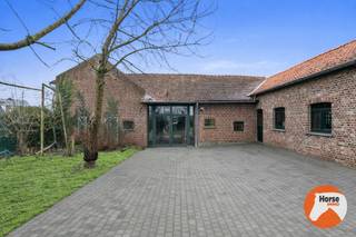 BILZEN - Karaktervolle vierkantshoeve met werkplaatsDeze unieke eigendom is gelegen in het landelijke Bilzen-Hoeselt en geniet van een vlotte...