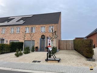Recente eengezinswoning met 3 slaapkamers en leuke tuin op gunstige locatie* Energiezuinig (EPC--label: B)* Elektriciteit conform het AREI Deze...