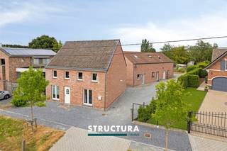 Welkom op deze uitzonderlijke eigendom in Buggenhout, waar wonen, gastvrijheid en veelzijdigheid samenkomen op een prachtig perceel van maar liefst 21a69ca. Deze karaktervolle ééngezinswoning onderscheidt zich door haar unieke indeling met een ruime hoofdwoning én een bijgebouw momenteel ingericht als drie duplex-gastenverblijven waarvan de vergunning op heden vervallen is.De hoofdwoning biedt royale en lichtrijke leefruimtes met een warme, uitnodigende sfeer. Grote raampartijen zorgen voor een aangename lichtinval, terwijl de volledig uitgeruste keuken alle comfort biedt voor dagelijks gebruik. Dankzij de praktische indeling en de verzorgde afwerking geniet u hier van een aangename woonkwaliteit in een rustige, landelijke omgeving.Een absolute meerwaarde vormt de mogelijkheid om het bijgebouw uit te baten als drie duplex-gastenverblijven mits het bekomen van de vereiste vergunningen, elk met een eigen karakter en ingericht om gasten of familie comfortabel te ontvangen. Buiten geniet u van een uitgestrekt terrein met veel groen, privacy en rust. De ruime tuin vormt de ideale omgeving om te ontspannen, gasten te ontvangen of verder in te richten naar eigen wens. De landelijke ligging zorgt voor een aangename woonomgeving, terwijl winkels, scholen en belangrijke invalswegen vlot bereikbaar blijven.Deze eigendom is een zeldzame opportuniteit voor wie op zoek is naar een woning met extra woon- of exploitatiemogelijkheden, veel ruimte en een unieke combinatie van comfort, karakter en potentieel in het hart van Buggenhout.Bestuursmaatregelen in het maatregelenregister: nee