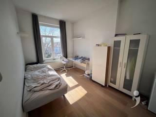 <p><span>*** Enkel voor studenten</span></p><p><span> </span></p><p><span>Deze kleine residentie met 1 studio en 6 kamers is ideaal gelegen aan de rand van de stad. Dichtbij alle faculteiten en openbaar vervoer. De kamers zijn gemeubeld en voorzien van eigen sanitair. Er is 1 gemeenschappelijke keuken die met 4 studenten gedeeld wordt. </span></p>