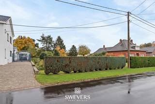 Voor meer info en foto’s, surf naar www.swevers.be<br /> – Deze bouwgrond in het groene en rustige Koersel (Beringen) biedt een ideale kans voor wie droomt van een centraal gelegen gezinswoning. Het perceel van 658 m² heeft een breedte van 12 meter en een diepte van 53 meter, wat mogelijkheden biedt voor een vrijstaande of halfopen bebouwing. De oriëntatie is nog vrij te bepalen, perfect om samen met een architect een optimaal ontwerp te realiseren. Bovendien bestaat de optie om het aanpalend perceel mee aan te kopen voor een nog ruimere open bebouwing (onder voorbehoud van vergunning). De ligging combineert landelijke rust met vlotte bereikbaarheid: scholen, winkels en horeca zijn er al op 1 km, openbaar vervoer op 1,2 km en ontspanning op 3,7 km. De oprit naar de autosnelweg ligt op slechts 7 km, ideaal voor pendelaars richting Hasselt of Genk. Voor meer informatie, bel 011 255 155. Bron bewoonbare oppervlakte: EPC – verslag.