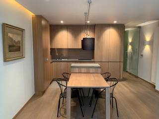 Prachtig niet-gemeubeld (ontwerp binnenhuisarchitect) appartement bestaande uit inkom met vestiaire, living met zijdelings zeezicht, ingerichte keuken met o.a. koelkast, diepvries, microgolf, oven, vaatwas, badkamer met douche en toilet, slaapkamer met dubbelbed + slaapkamer met dubbel bed en enkelbed erboven. Kamers voorzien van verduistering + muggenhorren. Overal ingebouwde kasten.Terras achteraan.<br />In aanpalend garagecomplex (onder de zeedijk): garagebox inbegrepen.<br />Maandelijkse huurprijs: 1.100 EUR + 75 EUR provisie kosten : 1.175 EUR/maand.<br />Beschikbaar vanaf 15/11/2026.