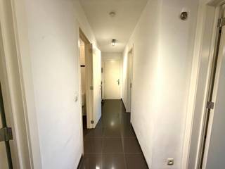 Ontdek dit rustig gelegen appartement in het hart van Hasselt. Dit pand biedt het beste van twee werelden: de dynamiek van de stad binnen handbereik en de rust van een aangename woonplek met een groen uitzicht. Alle winkels, restaurants en voorzieningen van het commerciële centrum van Hasselt bevinden zich op wandelafstand, wat deze locatie ideaal maakt voor wie van het stadsleven wil genieten. Zoekt u een comfortabel appartement om te huren in de hoofdstad van de smaak? Dan is dit vastgoed een uitstekende keuze. Er is voldoende parkeergelegenheid in de nabije omgeving. <br /><br />Dit instapklare appartement wordt momenteel te huur aangeboden en is perfect voor een single of koppel. <br /><br />Indeling:<br /><br />- inkomhal <br />- leefruimte<br />- uitgeruste keuken<br />- 2 slaapkamer<br />- badkamer <br />- apart toilet<br />- berging <br />- rustig terras<br /><br />De snelste manier om een bezoek te brengen aan dit appartement? Vraag je bezoek aan via de rode knop op onze website (www.dewaele.com) en je wordt gecontacteerd door één van onze collega's.<br /><br />Telefonisch kunnen er geen afspraken gemaakt worden. Bij andere vragen kun je ons telefonisch contacteren via 011 30 50 50.<br /><br />Tot binnenkort