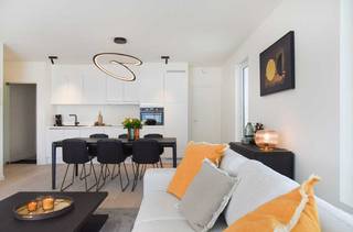 Instapklaar kijkappartement met prachtig zicht op de Moervaart. De lichtrijke leefruimte geeft uit op een zuidgericht overdekt terras waar u in...