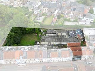 Centraal gelegen <strong>PROJECTSITE VAN CA. 2.200 M² IN HET HART VAN LESSINES</strong> combineert een uitzonderlijke ligging met <strong>INDRUKWEKKEND ONTWIKKELINGSPOTENTIEEL</strong>. Met een <strong>GEVELBREEDTE VAN CA. 92 METER LANGS DE DENDER</strong> en de <strong>MOGELIJKS OM TOT 20-25 APPARTEMENTEN</strong> te realiseren, vormt dit perceel een ideale basis voor een residentieel nieuwbouwproject van <strong>DRIE BOUWLAGEN MET DAKVERDIEPING</strong>. Momenteel bebouwd met een <strong>MAGAZIJN VAN 1.500 M²</strong> en een <strong>TUIN/PARKING VAN 700 M²</strong>, biedt de site diverse invullingen: van <strong>STIJLVOLLE APPARTEMENTEN MET ZICHT OP HET WATER TOT COMMERCIËLE ONTWIKKELING OF RUIMTE VOOR ZELFSTANDIGE ACTIVITEIT</strong>. De ligging in woonzone maakt uiteenlopende projectvormen mogelijk. Dankzij de <strong>TOEGANG VIA RUE DES QUATRE FILS AYMON</strong> en de ligging op wandelafstand van winkels, scholen en openbaar vervoer, is dit een uitgelezen kans voor ontwikkelaars die op zoek zijn naar een <strong>CENTRALE, GOED BEREIKBARE SITE MET KARAKTER EN POTENTIEEL.</strong><br /><br /><br />Elke projectaanvraag dient te worden voorgelegd aan de bevoegde instanties!<br /><br />Adres: Rue des Quatre Fils Aymon 8 te Lessen