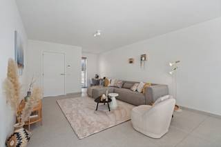 Droom je van een frisse start in een rustige, landelijke omgeving met alle voorzieningen binnen handbereik? Ontdek deze prachtige verkaveling tussen de Zonnebekestraat en Blikstraat in Langemark-Poelkapelle.
Deze nieuwe buurt biedt een gevarieerd aanbod aan woningen met zowel landelijke charme als moderne elegantie – perfect afgestemd op jouw woonwensen. Je woont er op wandel- en fietsafstand van winkels, scholen en openbaar vervoer, met alle comfort van vandaag én de rust van het platteland.
Elke woning is ontworpen met oog voor ruimte en comfort. Je geniet van een lichtrijke leef- en eetruimte, een open keuken die je volledig naar eigen smaak kunt inrichten, een handige berging, drie slaapkamers en een eigentijdse badkamer.
Daarnaast is er nog één bouwgrond voor een alleenstaande woning beschikbaar – de ideale kans voor wie zijn eigen woning op maat wil realiseren in een groene en gezellige omgeving.
Benieuwd naar de mogelijkheden? Neem vandaag nog contact met ons op voor meer info of een bezoek ter plaatse. Jouw nieuwe thuis wacht in Langemark-Poelkapelle.
De woningen worden verkocht onder BTW-stelsel.