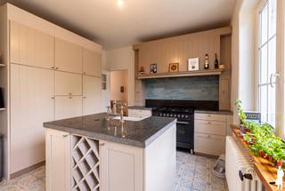 <strong><span>Gerenoveerde en instapklare gezinswoning met 3 slaapkamers, 2 recent vernieuwde badkamers, een ruime zolderkamer, een losstaande garage en een gezellige stadstuin op een perceel van ca. 350 m². <br />Dankzij de praktische indeling, de recente renovaties en de centrale ligging binnen de ring van Turnhout vormt deze woning een ideale thuisbasis voor gezinnen of koppels die op zoek zijn naar ruimte en comfort. De Grote Markt, winkels, scholen en openbaar vervoer bevinden zich allemaal op wandel- of fietsafstand. <br /><br /></span></strong><span><span><span>Gelijkvloerse verdieping:<br /></span></span></span>Via de inkomhal, voorzien van een vestiaire en toegang tot de kelder, betreedt u de woning. Vanuit de hal bereikt u de lichtrijke leefruimte, die voldoende plaats biedt voor zowel een gezellige zithoek als een eet- of werkruimte.
<div>
<p>Aansluitend bevindt zich een aparte kamer die naar wens kan worden ingericht als bureau, speelkamer of hobbyruimte.</p>
<p>De keuken is praktisch ingericht met een losstaand keukenblok en uitgerust met kwalitatieve toestellen, waaronder een Boretti-gasfornuis met 6 pitten, een Miele-vaatwasser, oven, koelkast en microgolfoven. Dankzij de vele kasten geniet u bovendien van voldoende opbergruimte.</p>
<p>Naast de keuken bevindt zich een handige bijkeuken met extra bergruimte en aansluitingen voor een wasmachine en droogkast.<br /><br /><span>Eerste verdieping:<br /></span>Op de eerste verdieping bevinden zich 3 ruime slaapkamers, elk voorzien van vliegenramen.<br /><br />Verder beschikt deze verdieping over twee recent vernieuwde badkamers. De eerste badkamer is uitgerust met een ligbad en een dubbele wastafel. De tweede badkamer beschikt over een inloopdouche en wastafel. Beide badkamers zijn voorzien van automatische ventilatie.<br /><br /><span>Tweede verdieping:<br /></span>Via de vaste trap bereikt u de ruime zolderkamer. Deze is voorzien van airconditioning die zowel kan koelen als verwarmen. De ruimte kan perfect dienen als extra slaapkamer, dressing, hobbykamer of bureau.<br /><br /><span>Buitengebeuren:<br /></span>De volledig omheinde stadstuin met vijver creëert een aangename en groene buitenomgeving waar u in alle rust kunt genieten.<br /><br />Daarnaast beschikt de woning over een aparte garage die bereikbaar is via de oprit naast de woning. De garage biedt plaats aan één wagen en extra opslagmogelijkheden.<br /><br />Op de oprit naast de woning is bovendien bijkomende parkeergelegenheid voorzien op eigen terrein.<br /><br /><span>Bijzonderheden:<br /></span>- Instapklare woning<br />- Badkamers, keuken en vloeren vernieuwd in 2025<br />- 3 volwaardige slaapkamers<br />- Ruime zolderkamer bereikbaar via vaste trap<br />- Elektriciteit en sanitair recent vernieuwd<br />- HR-condensatieketel (Junkers)<br />- Airconditioning op de zolderverdieping<br />- Kelder aanwezig<br />- Garage en private parkeergelegenheid<br />- Gunstige ligging binnen de Turnhoutse ring<br /><br /><span>Stedenbouwkundige inlichtingen in aanvraag</span></p>
</div>