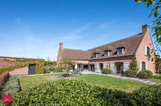 Inkomhal, living in parket met open haard, vernieuwde leefkeuken met eethoek en dagelijkse tv-kamer, wasplaats, 4 slaapkamers (waarvan 3 op...