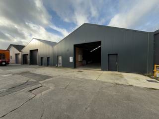 Centraal gelegen magazijn met een oppervlakte van 800 m², ideaal voor opslag, distributie of lichte industriële activiteiten.De loods werd recent...