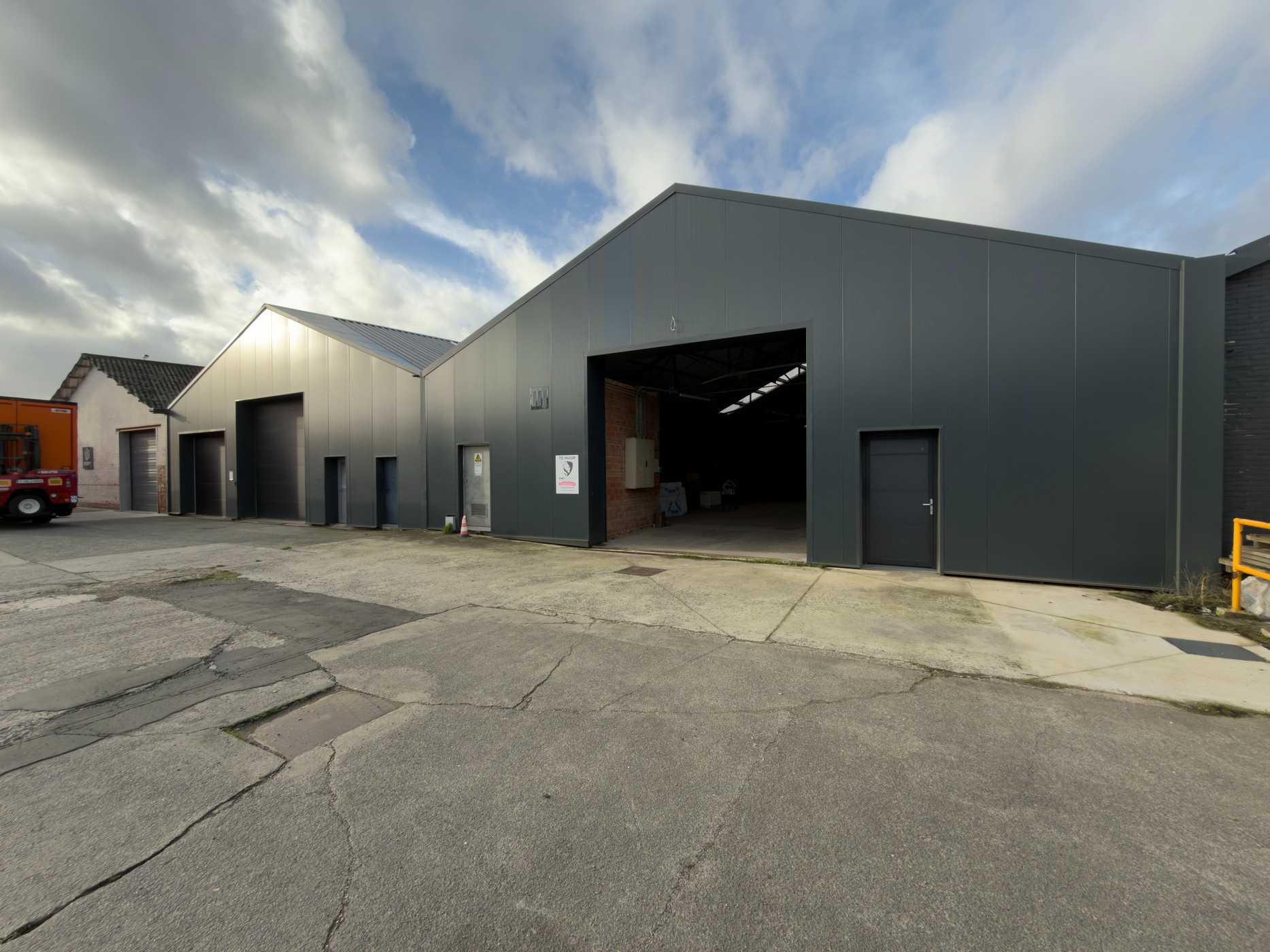 Magazijn (750m²) met kantoor (50m²) te huur in Deinze - foto 1