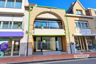 In de Ieperstraat, op een toplocatie in het hart van Poperinge, bevindt zich dit instapklare duplexappartement. Dankzij de centrale ligging geniet u van alle voorzieningen op wandelafstand. Bovendien beschikt het appartement over een gunstig EPC-label B, wat garant staat voor een energiezuinige woonervaring.<br /><br />De indeling is als volgt:<br /><br />We komen binnen langs de inkomhal. Op de eerste verdieping komen we in de hal met badkamer en slaapkamer die toegang biedt tot het dakterras (35m2). Verder komen we in de lichtrijke leefruimte met balkon met zicht op de Ieperstraat. Aansluitend aan de open keuken is er nog een praktische berging. Op de 2de verdieping is er nog een slaapkamer en apart toilet. Ten slotte is er nog een zolder.<br /><br />Aangezien het om een kleine residentie gaat, is er geen syndicus.<br /><br />Vrij vanaf 1/11/2026.<br /><br />Bent u op zoek naar een appartement in het hartje van Poperinge? Dan is dit uw kans!<br /><br />Benieuwd naar dit appartement te huur? Neem vandaag nog contact op met Immo Francois. Onze vastgoedexperten begeleiden je graag bij een bezoek. Denk je eraan om je woning/appartement in Poperinge te verhuren. Neem vrijblijvend contact op met Emmy Gesquiere van Immo Francois in Poperinge voor een gratis schatting via poperinge@immofrancois.be.<br /><br />Technische kenmerken:<br /><br />- Dubbele beglazing<br /><br />- Centrale verwarming op gas<br /><br />- Houtkachel<br /><br />- EPC label B<br /><br />- Conforme elektriciteit<br /><br />