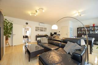 Dit ruime en bijzonder energiezuinige appartement combineert een bewoonbare oppervlakte van maar liefst 96 m² met een indrukwekkend zuidwestgericht terras van 36 m², een eigen garageplaats én een uitstekende ligging in Sint-Niklaas. Dankzij het EPC-label A, 20 zonnepanelen en verschillende recente vernieuwingen is dit een appartement dat zowel op vlak van wooncomfort als energiezuinigheid sterk scoort.<br /><br />Gelijkvloers<br />- Eigen garageplaats met elektrische poort en afstandsbediening<br />- Voorzieningen voor water en elektriciteit aanwezig<br /><br />Eerste verdieping<br />- Ruime en lichtrijke leefruimtes<br />- 2 volwaardige slaapkamers<br />- Beide slaapkamers voorzien van rolluiken en vliegenramen<br />- Recent gerenoveerde badkamer (2024)<br />- Recent gerenoveerd gastentoilet (2024)<br />- Videofoon <br />- Verwarming en airconditioning via warmtepompen (2020)<br />- Alle ramen voorzien van hoogrendementsglas met spiegelglas in de slaapkamers<br /><br />Terras<br />Een absolute blikvanger is het uitzonderlijk ruime zuidwestgerichte terras van maar liefst 36 m². Een heerlijke buitenruimte om te genieten. <br /><br />Algemeen<br />- EPC A <br />- 20 zonnepanelen<br />- Jaarlijks ca. 4 à 5 groenestroomcertificaten van € 230 tot 2032<br />- Achtergevel recent geïsoleerd en afgewerkt met crepi (2025)<br />- Garageplaats inbegrepen in de prijs<br />- Terras van 36 m² met zuidwestoriëntatie<br />- Trein- en busstation op slechts 450 meter<br />- Grote Markt op ca. 1,1 km<br />- Winkels en andere voorzieningen op wandelafstand<br /><br />Een ruim, energiezuinig en comfortabel appartement met een uitzonderlijk groot terras, eigen garageplaats en een centrale ligging. De combinatie van EPC A, zonnepanelen en recente renovaties maakt dit een bijzonder interessante opportuniteit voor zowel eigen bewoning als investering.