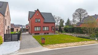 <p>Bij ImmoFusion 7/7 “open huis” : klik op onze 3D-TOUR.<br />Ervaar vastgoed alsof je er zelf doorloopt!<br /><br /></p>
<p>Welkom in deze uitzonderlijk ruime open bebouwing gelegen in een rustige straat te Heusden-Zolder, waar u geniet van volledige privacy en toch overal vlakbij bent. Met een bewoonbare oppervlakte van maar liefst 257m² op een perceel van 860m² biedt deze woning enorm veel ruimte en mogelijkheden voor het hele gezin.<br /><br /></p>
<p>Bij het betreden van de woning komt u terecht in een royale inkomhal met voldoende plaats voor vestiaire en een trap die u naar de bovenverdieping leidt. Vanuit de hal wandelt u door naar de lichtrijke en open leefruimte, waar een gezellige zithoek en eetruimte naadloos in elkaar overvloeien. De open indeling zorgt voor een aangenaam ruimtelijk gevoel en vormt het hart van de woning.<br /><br /></p>
<p>De volledig uitgeruste keuken met kookeiland sluit perfect aan bij de leefruimte en biedt alle comfort voor wie graag kookt en geniet van gezellige momenten met familie of vrienden. Dankzij de directe connectie met de leefruimte blijft u steeds in contact met uw gasten.<br /><br /></p>
<p>Achteraan de woning bevindt zich een bijzonder veelzijdige ruimte met een tweede ruime leefruimte, ideaal als extra zithoek, speelkamer of ontspanningsruimte. Aansluitend vindt u hier ook de badkamer, uitgerust met een douche en toilet en in verzorgde staat.<br /><br /></p>
<p>De woning is bovendien voorzien van een kelder, ideaal voor extra opslag.</p>
<p>Op de bovenverdieping vindt u vier zeer ruime slaapkamers, allen voorzien van voldoende lichtinval en een aangename indeling. De nachthal verbindt de kamers op een praktische manier.</p>
<p>Buiten geniet u van een volledig omheind en aangelegd perceel met een mooie, ruime tuin waar het heerlijk vertoeven is in alle rust en privacy. De perceelbreedte van 17 meter zorgt bovendien voor een aangenaam open gevoel. Verder is er een grote overdekte carport/veranda met een aparte studio, momenteel ingericht als fitnessruimte. Deze ruimte kan eenvoudig aangepast worden naar een praktijkruimte, hobbykamer of extra leefruimte.</p>
<p>De woning werd langs binnen reeds grondig vernieuwd in 2022, waardoor u kan genieten van een frisse en hedendaagse afwerking. Hoewel het EPC-label F bedraagt, biedt dit net opportuniteiten om met enkele gerichte ingrepen zoals isolatie, eventueel overschakelen naar gas en zonnepanelen, de energiezuinigheid aanzienlijk te verbeteren.</p>
<p>Gelegen in een rustige omgeving maar met een uitstekende bereikbaarheid naar winkels, scholen en invalswegen, combineert deze woning het beste van twee werelden.</p>
<p><strong>Pluspunten:</strong></p>
- Uitzonderlijk ruime woning (257m²)<br />- 4 zeer ruime slaapkamers<br />- Groot perceel van 860m² (17m breed)<br />- Volledig omheind en aangelegde tuin<br />- Binnenzijde vernieuwd in 2022<br />- Open leefruimte met eilandkeuken<br />- Tweede leefruimte aanwezig<br />- Multifunctionele ruimte (studio/fitness/praktijk)<br />- Kelder aanwezig<br />- Rustige ligging, toch overal dichtbij<br />
<p>Voor een bezichtiging ter plaatse of meer info, bel ons op 078/78.78.70, of kom gewoon binnen op ons kantoor, steeds welkom!</p>