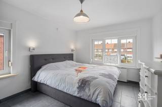 Net buiten het centrum van Deinze vinden we deze praktische woning terug. De woning heeft een zonnige tuin en drie volwaardige slaapkamers. De...