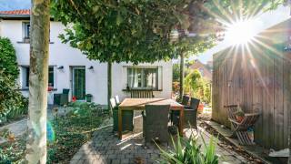 **BOEK JE BEZOEK ZELF ONLINE IN VIA WWW.IMMO3000.BE**<br />Immo3000 heeft alweer een mooi huis te koop in Linden : <br />deze keer een vrijstaande en instapklare woning met 3 slaapkamers en mooie inrichting. <br />Bovendien krijg je op hetzelfde perceel een groot bijhuis , waar momenteel een praktijk in gehouden wordt.<br />Indeling : inkom, aparte bureau, grote living en eetplaats met veel open zicht. Aansluitend een open en ingerichte mooie keuken, met annex kleine berging. Toegang tot de zuidgerichte tuin.<br />Op de verdieping vind je 3 mooie grote slaapkamers, en nog een grote badkamer. Verder nog een niet-ingerichte zolder.<br />Het bijgebouw is royaal en bestaat uit een groot atelier, aansluitend een badkamer en verder nog een ruimte voor living / slaapkamer / keuken. Op het dak liggen zonnepanelen.<br />Op het terrein zelf staat nog een berging en er is parkeerplaats voor 4 wagens op eigen terrein.<br />Linden centrum is op geen 500m en daar hebben we alles wat je nodig hebt : Spar, bakkers, dokterspraktijk , winkels, tandarts, 2 scholen en natuurlijk een prima immokantoor ;-) <br />Leuven (station en opritten autostrade) is op slechts 5km.<br />Wordt dit je nieuwe thuis ? Bel 016/603000 voor een afspraak.