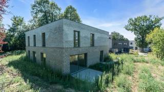 Immo3000 vous présente avec fierté cette maison mitoyenne neuve, située dans le quartier calme et verdoyant de Winksele (Herent), à proximité de toutes les commodités et avec un accès rapide à Louvain, Bruxelles et au CHU de Louvain. Ce quartier résidentiel moderne et unique, situé dans la Paardenveldstraat, se compose de maisons neuves entourées de parcs verts. À l’extérieur, vous profiterez d’une belle terrasse privée ainsi que d’un grand jardin, parfaits pour se détendre dans un cadre paisible et naturel.<br /><br />À l’intérieur, la maison offre une répartition optimale avec une belle luminosité grâce aux grandes fenêtres, ainsi qu’une vue agréable sur le paysage vallonné caractéristique de ce quartier. Grâce à un design moderne et épuré, jouant subtilement avec des contrastes clairs et foncés, ces maisons se distinguent clairement. Ce quartier verdoyant, idéalement situé près de Louvain, combine parfaitement tranquillité et accessibilité.<br /><br />Le logement D.1 est une maison mitoyenne d’une surface habitable de 155 m², comprenant trois chambres, une salle de bain et un spacieux séjour. Le jardin commun et la terrasse privée complètent cet ensemble. À noter, l’acquisition de deux emplacements de parking est obligatoire en supplément de la maison.<br /><br />Répartition des prix :<br />- terrain : 130.366 € + 12 % droits d’enregistrement<br />- construction : 324.282 € + 21 % TVA<br />- infrastructure : 35.352 € + 21 % TVA<br />Total = 581.167,06 €<br /><br />Vous souhaitez découvrir comment cette maison peut parfaitement répondre à vos attentes ? Contactez-nous dès aujourd’hui pour organiser votre visite !