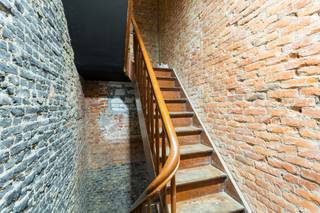 Ontdek dit ruime 3-slaapkamer duplexappartement gelegen vanaf de tweede verdieping in een karaktervol gebouw in de Erwtenstraat, hartje Antwerpen...