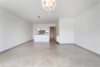 Dit recente gelijkvloerse appartement in Bredene combineert ruimte, comfort en energiezuinig wonen op een toplocatie vlak bij de Spuikom. Gebouwd in 2017 en met een bewoonbare oppervlakte van ca. 100 m² is dit de ideale woonst voor wie op zoek is naar een instapklaar appartement aan de kust.Via de ruime inkomhal met vestiairemogelijkheid komt u terecht in de lichtrijke leefruimte. De moderne open keuken met kookeiland is volledig uitgerust en vormt samen met de woonkamer een aangename leefomgeving. Aansluitend bevindt zich een praktische berging.Het appartement beschikt over twee ruime slaapkamers, die beide rechtstreeks toegang bieden tot het terras en de zonnige zuidoostgerichte tuin. Deze verzorgde buitenruimte is een absolute troef en biedt de perfecte plek om te ontspannen of gezellig buiten te genieten.Verder beschikt het appartement over een stijlvolle badkamer en een apart gastentoilet. Dankzij de recente bouw, uitstekende isolatie en EPC-label A geniet u van een energiezuinige woning met lage verbruikskosten.Extra praktisch zijn de gemeenschappelijke fietsen- en afvalberging. De rustige ligging nabij de Spuikom, winkels, openbaar vervoer en andere voorzieningen maakt dit appartement bijzonder aantrekkelijk als vaste woonst, tweede verblijf of investering.Een unieke kans om comfortabel te wonen aan de Belgische kust.Afspraak inplannen kan via Dewaele.com!De algemene voorwaarden van Dewaele DIY kunt u steeds raadplegen via dewaele.com.Bestuursmaatregelen in het maatregelenregister: nee
