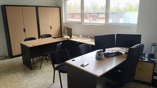 <p>Te huur in het <strong>dynamische industrieterrein van Nivelles Zuid</strong>: een functioneel magazijn van <strong>125 m²</strong>, vergezeld van <strong>35 m² bureauruimte</strong> en een <strong>sanitaire ruimte van 20 m²</strong> met <strong>toilet en douche</strong>.</p>
<p>Dit pand omvat:</p>
<ul>
<li>
<p>Een lichtrijk en gemakkelijk toegankelijk magazijn van 125 m²</p>
</li>
<li>
<p>Twee sectionale poorten voor vlotte laad- en losactiviteiten</p>
</li>
<li>
<p>Een comfortabele kantoorruimte van 35 m² voor administratieve doeleinden</p>
</li>
<li>
<p>Volledig sanitair (douche + toilet), ideaal voor het comfort van het personeel</p>
</li>
</ul>
<p><strong>Vaste lasten van €100/maand</strong>, inclusief gas, elektriciteit en water.</p>
<p>Gelegen in een <strong>gegeerd industrieel gebied</strong>, vlakbij de grote verkeersaders (E19 – N25), ideaal voor ambachtelijke, logistieke of opslagactiviteiten.<br /><strong>Onmiddellijk beschikbaar – aantrekkelijke huurvoorwaarden.</strong><br />Neem contact met ons op voor een bezoek en ontdek het potentieel van deze ruimte.</p>