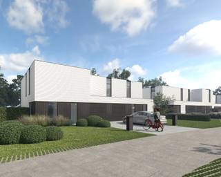 Betreed de wereld van hedendaags wonen met deze moderne halfopen nieuwbouwwoning met inpandige garage, gelegen op een zuidoostelijk georiënteerd perceel in ons groen en verkeersluw nieuwbouwproject CAMPO. Deze eigentijdse woning biedt niet alleen rust en stijl maar ook het comfort van modern design. Met 3 slaapkamers, waarvan 1 met dressing, badkamer met zowel bad als inloopdouche en ruime berging voorziet deze woning in alle behoeften van een gezin. Deze energiezuinige BEN-woning is uitgerust met geavanceerde technologieën, zoals een warmtepomp, vloerverwarming op het gelijkvloers en de verdieping, ventilatie type D met warmterecuperatie, een regenwaterput van 10.000L, zonnepanelen, en meer. Het zuidoostelijk georiënteerde perceel vangt de zon van de vroege ochtend tot de late namiddag op waardoor de buitenruimte ideaal is voor ontspanning. Voor meer informatie en om deze moderne woning te ontdekken, bel Ewout op 0497 588 888 of stuur een e-mail naar contact@huysmanbouw.be. Laten we samen de deur openen naar jouw nieuwe thuis.