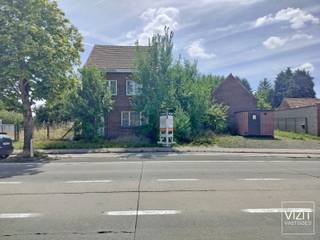 Deze woning met afzonderlijke stallingen bevindt zich in zeer slechte staat en is momenteel moeilijk toegankelijk door de opstapeling van gerief in...