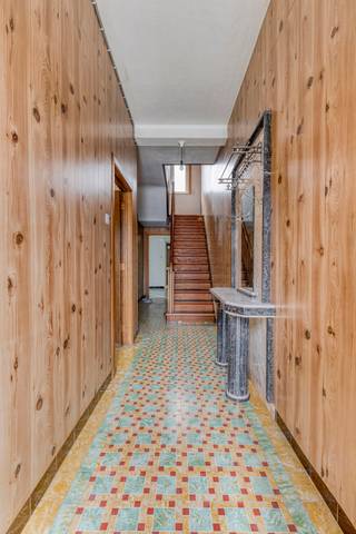 Op een centrale locatie in het landelijke Affligem bevindt zich deze charmante zuid - west georiënteerde driegevelwoning. Alle voorzieningen zoals openbaar vervoer, kleinhandel, scholen, horeca, sportcentra en tal van wandel - en fietsroutes zijn in de onmiddellijke nabijheid. De treinstations Denderleeuw, Liedekerke en Aalst zijn op 10 min verwijderd en het op - en afrittencomplex E40 Gent - Brussel is in 5 min bereikbaar.
De woning die nog naar eigen smaak verder af te werken is, is op de begane grond ingedeeld in een inkomhal die toegang biedt tot de zeer ruime living en eetplaats gevolgd door een ruimte die kan dienst doen als leefkeuken met annex een wasplaats met toilet en lavabo en een veranda die uitkijkt op de achterliggende tuin. Vanuit de hal is er ook toegang tot een kelder.
De eerste verdieping beschikt over 3 slaapkamers en via een vaste trap is de multifunctionele zolderruimte te bereiken.
De achterbouw aansluitend aan de woning leent zich voor diverse doeleinden. Een garage voor 1 wagen en bergruimte is voor handen.
Extra troef van deze eigendom is de overvloed aan lichtinval door de vele raampartijen.
Interesse, neem snel contact op 0475/63.70.09 of affligem@immoaccenta.be