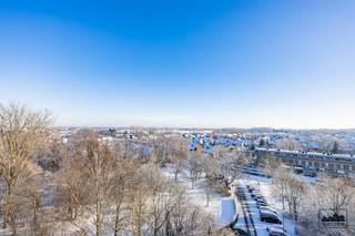 <br /><p>Bent u op zoek naar een ruim en centraal gelegen appartement met een prachtig uitzicht? Dan is dit appartement zeker iets voor u!</p><p>Het appartement is gelegen op de 9de verdieping en geniet daardoor van een magnifiek, open zicht over de stad. U betreedt het appartement via de inkomhal, die toegang biedt tot de gezellige en lichtrijke leefruimte met grote raampartijen. Aansluitend bevindt zich de aparte keuken, uitgerust met alle nodige voorzieningen.</p><p>Het appartement beschikt over twee ruime slaapkamers (20 m² en 10 m²), die beide toegang hebben tot het grote terras. De badkamer is ingericht met een inloopdouche en een wastafel, en beschikt tevens over aansluitingen voor een wasmachine en droogkast. Daarnaast is er nog een apart gastentoilet.</p><p>De absolute troef van dit appartement is het ruime terras, dat bereikbaar is vanuit de leefruimte, de keuken én beide slaapkamers — ideaal om te genieten van het uitzicht en de zon.</p><p>Bij het appartement hoort een ondergrondse garage, die verplicht mee aan te kopen is voor €20.000. Daarnaast is er ook een private berging in de kelder voorzien.</p><p>Bent u geïnteresseerd in dit appartement op een unieke locatie met een uitzonderlijk terras en uitzicht? <br />Neem dan zeker contact met ons op voor een bezoek via margot.raemdonck@immo-zone.be of op 0473 51 80 58.</p><p>We helpen u graag verder!</p>