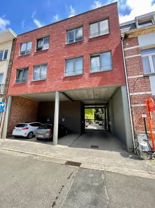 Uniek, instapklaar zakenkantoor in een voormalige school in hartje Mechelen. Het gebouw bestaat uit 3 verdiepingen (3x72 m²). Ontvang je graag...