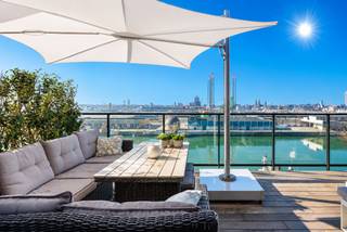 Bienvenue dans cet appartement d'exception, situé dans le quartier très prisé d'Oosteroever, où un cadre de vie exclusif s'allie harmonieusement au calme, au luxe et à des vues imprenables. Cet appartement raffiné se trouve dans une résidence récente datant de 2016 et respire l'élégance contemporaine. L'architecture moderne s'allie à des matériaux haut de gamme et à des finitions chaleureuses, tandis que son emplacement unique offre des vues à couper le souffle sur la mer, les dunes et la silhouette d'Ostende. L'emplacement est sans conteste un atout majeur. Oosteroever est réputé pour son ambiance animée, ses établissements horeca élégants, ses nombreuses possibilités de shopping et son atmosphère portuaire authentique. De plus, le bac vers le centre-ville se trouve à quelques pas, ce qui vous permet de rejoindre le centre-ville d'Ostende en à peine deux minutes. En voiture, vous y êtes en seulement cinq minutes.<br /><br />Agencement :<br />Vous accédez à ce spacieux appartement par le hall d'entrée, qui comprend un vestiaire, des toilettes séparées pour les invités et un grand débarras. Le salon lumineux, associé à la cuisine ouverte, constitue le cœur de l'appartement et offre un accès direct à l'agréable terrasse, idéale pour se détendre ou recevoir des invités. Les deux chambres à coucher disposent chacune d'une salle de bains privative, ce qui garantit intimité et confort luxueux. Un sauna est également disponible. À l'arrière se trouve une terrasse supplémentaire, un endroit calme pour profiter de la vie en plein air en toute intimité. Enfin, la troisième pièce/pièce polyvalente offre de nombreuses possibilités et peut être aménagée à votre guise en bureau ou en chambre d'amis. Cet appartement à l'agencement bien pensé allie luxe, fonctionnalité et confort de vie.<br /><br />Un local à vélos commun est disponible et un débarras en sous-sol est inclus.<br />Possibilité d'acheter deux places de garage.<br />Extrait urbanistique et registre des mesures en cours de demande<br /><br />N'hésitez pas à nous contacter pour plus d'informations : tél. : 050 62 44 14 ou via knokke@immax.be