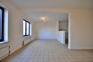 Interesse? Contacteer Immo Roman gsm: 0472 35 92 86<br />Dit recent gerenoveerd appartement bevindt zich op de derde verdieping van een kleinschalige residentie gelegen in het centrum van Eine, op wandelafstand van winkels, scholen, openbaar vervoer, ... Goede bereikbaarheid N60.<br /><br />Dit appartement bestaat uit een inkomhal, toilet, ruime leefruimte, geïnstalleerde keuken, badkamer met ligbad, <strong>2 slaapkamers. </strong>Eveneens is er een kelderberging en <strong>garagebox</strong> inbegrepen. <br /><br />Gemeenschappelijke kosten: 50 euro/maand<br /><br />Vrij vanaf 1 oktober 2026.<br /><br />Interesse? Contacteer Immo Roman: 0472 35 92 86