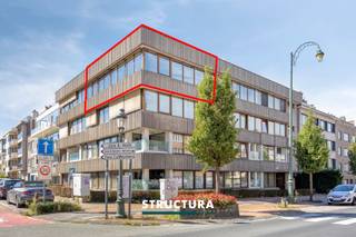 Dit ruime appartement van ca. 134 m² bevindt zich op de bovenste verdieping en combineert een kwalitatieve afwerking met bijzonder veel lichtinval dankzij de grote raampartijen. De ligging is praktisch, met winkels, openbaar vervoer, het UZ en de Ring in de nabije omgeving. Met onder meer 20 privatieve zonnepanelen, airconditioning, een conform gekeurde elektrische installatie en EPC-label B is het appartement bovendien goed uitgerust.IndelingDerde verdieping: inkomhal die overgaat in een ruime centrale hal, waar voldoende plaats is voor bijvoorbeeld een bureau of extra werkruimte met aansluitend de leefruimte met open en volledig ingerichte keuken, die luxueus en met kwalitatieve materialen werd afgewerkt. Verder zijn er twee ruime slaapkamers, een badkamer met dubbele lavabo en douche, met eveneens plaats voor een wasmachine en droogkast. Daarnaast beschikt het appartement over een apart toilet en een praktische berging.Ondergronds: Parkeerplaats met laadpaal verplicht bij aan te kopen aan € 30.000Karakteristieken- Ca. 134 m² bewoonbare oppervlakte- Grote raampartijen en veel natuurlijke lichtinval- 2 ruime slaapkamers- Luxueus uitgewerkte open keuken- Kwalitatieve afwerking- Airconditioning- 20 privatieve zonnepanelen- EPC B- Elektrische installatie conformEen ruim en verzorgd appartement met veel lichtinval, een sterke energieprestatie en een vlot bereikbare ligging. Interesse? Neem contact met ons op voor meer informatie of een bezoek ter plaatse via 02 460 80 46 of info@structura.be