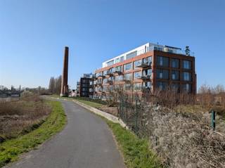 <p>Recent 1-slaapkamerappartement met frontaal zicht op de Rupel  parkeerplaats inbegrepen</p><p>Huurprijs van 950 e  is inclusief syndicale kost! Geen extra!</p><p>Beschikbaar vanaf 01/05/26</p><p>De Waterkant is recent en stijlvol afgewerkt met een bewoonbare oppervlakte van ca. 72 m2. Het appartement geniet van een prachtig frontaal zicht op de Rupel en het omliggende natuurgebied.</p><p>De lichtrijke leefruimte met grote raampartijen tot op de vloer biedt een aangename lichtinval en geeft rechtstreeks toegang tot het zuidoostgericht terras van 7 m2 met glazen balustrade en mooi zicht op het water.</p><p>De open, volledig uitgeruste keuken beschikt over een kookplaat, afzuigkap, vaatwasser en koelkast met vriesvak. Aansluitend bevindt zich een ruime berging met aansluiting voor wasmachine en droogkast.<br />Verder omvat het appartement een ruime slaapkamer met grote raampartij. De badkamer is voorzien van een lavabo met meubel en spiegelkast, evenals een douche met mengkraan. In de inkomhal bevindt zich een apart gastentoilet met handenwasser en hangtoilet. In alle ruimtes zijn aansluitingen voorzien voor kabel en internet.</p><p>Extra troef is de inbegrepen privatieve parkeerplaats en afgesloten fietsberging.<br />Residentie De Waterkant staat voor comfortabel wonen met een hoge afwerkingsgraad, rustig gelegen vlak bij de Rupeldijk met tal van wandel- en fietsroutes. Bovendien geniet u van een vlotte verbinding naar de E19 en A12.</p><p>Een ideale woonst voor wie rust, uitzicht en bereikbaarheid wil combineren.</p>