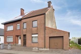 VALIMMAS verkoopt deze welgelegen driegevelwoning op ± 26 are, met garage en grote tuin....    

Het gelijkvloers bestaat uit een inkomhal, een living en eetkamer, een keuken, een badkamer, een bergplaats en een garage.    
De verdieping herbergt twee grote slaapkamers.   
De zolderruimte is bereikbaar via een vaste trap en kan desgewenst nog makkelijk verder ingericht worden.   
Er is tevens een kelder beschikbaar.    

Degelijke en solide constructie met nodige basiscomfort. Interieurs nog op te knappen en te moderniseren. Ook ideaal als starterswoning.    

Mooi en rustig gelegen in een verkeersluwe straat. Het centrum, winkels, scholen, bushaltes, enz. liggen binnen een straal van 2km. Mobiscore = 7,7/10.   
Paalt achteraan ook aan uitgestrekt landbouwgebied... ideaal om te wandelen en fietsen.