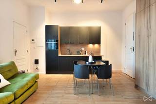 Located on Bondgenotenlaan, just 100 metres from the train station, we are pleased to offer this beautiful studio in a prime location in Leuven. Behind the magnificent 1916 façade lies this characterful studio, quietly situated at the rear of the building on the second floor.<br /><br />The studio was fully renovated in 2024 with respect for its authentic features. High ceilings, charming interior doors and warm wooden floors create a unique combination of contemporary comfort and historic charm.<br /><br />With a living area of 37 m², the studio offers a pleasant living space with kitchenette and a particularly spacious bathroom equipped with a double washbasin, bathtub and shower. The studio features a practical built-in cabinet with a double fold-away bed, a smart and stylish solution that optimizes the available space.<br /><br />A major asset is the spacious rear terrace, the perfect place to relax in peace on a warm summer day.<br /><br />Thanks to its exceptional location, recent renovation and characterful setting, this studio represents an excellent opportunity, both for private occupancy and as an investment.